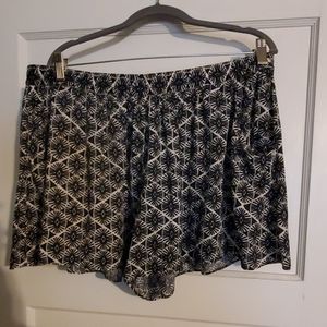 BLACK/WHITE SILKY ELASTIC SHORTS